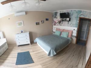 a bedroom with a bed and a dresser at Szeged Pu-Ma Apartman in Szeged