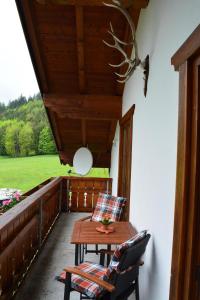 un patio con mesa y sillas en una terraza en Haus letzte Rose en Rieden am Forggensee