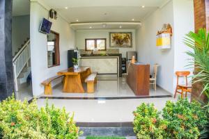 a living room with a bench and a table at The Lucky Canggu in Canggu