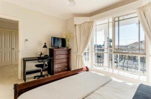 sypialnia z łóżkiem, biurkiem i oknem w obiekcie Cosy private room easy access to city & airport w Melbourne