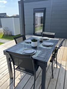 Balkón alebo terasa v ubytovaní Chalet avec clim - Piscine - 4 adultes - 2 enfants