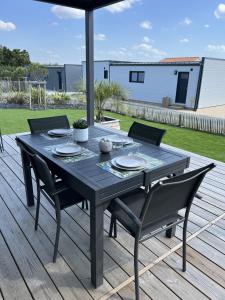 Patio alebo iná vonkajšia časť ubytovania Chalet avec clim - Piscine - 4 adultes - 2 enfants
