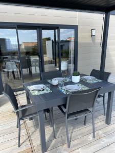 Balkón alebo terasa v ubytovaní Chalet avec clim - Piscine - 4 adultes - 2 enfants