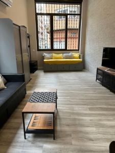 una habitación con sofás y una mesa en un edificio en Estudio céntrico zona palacio en Madrid