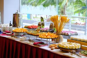 ein Buffet mit vielen verschiedenen Speisen auf dem Tisch in der Unterkunft FLC City Hotel Beach Quy Nhon in Quy Nhon