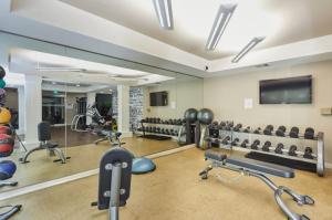 sala fitness z kilkoma bieżniami i maszynami w obiekcie Beverly Hills 1BR nr shops on Rodeo LAX-363 w Los Angeles