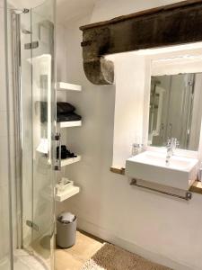 a bathroom with a sink and a mirror at Green Escape Guesthouse with Pool in Villa in Florence