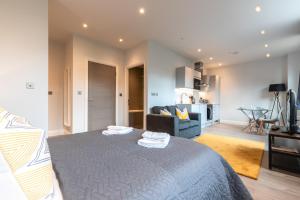 1 dormitorio con 1 cama y sala de estar en Apartment Nine Staines Upon Thames - Free Parking - Heathrow - Thorpe Park, en Staines