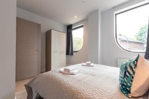 Fotografie z fotogalerie ubytování Apartment Six Staines Upon Thames - Free Parking - Heathrow - Thorpe Park v destinaci Staines