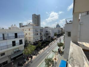 einen Blick über eine Stadtstraße mit Gebäuden in der Unterkunft Bograshov Rooftop Apartment in Tel Aviv