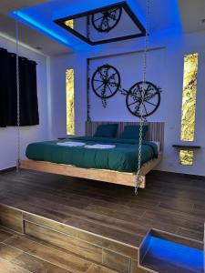 um quarto com uma cama de baloiço e iluminação azul em Grenoble LA SUITE 2 spa jaccuzzi et sauna privatif em Grenoble