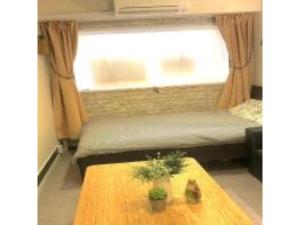 Habitación pequeña con cama y mesa en 3-25-2 Higashiogu - Apartment / Vacation STAY 8340, en Tokio