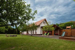 una casa con parque infantil en el patio en Elizabeth Cottage Benczúrfalva, en Szécsény