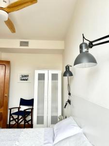 1 dormitorio con cama, lámpara y silla en La Casa de Mansilla, en Mansilla de las Mulas