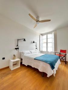 a bedroom with a bed and a ceiling fan at La Casa de Mansilla in Mansilla de las Mulas