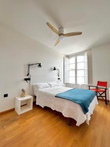 um quarto com uma cama e uma ventoinha de tecto em La Casa de Mansilla em Mansilla de las Mulas