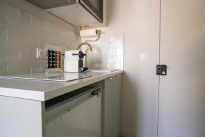 eine kleine Küche mit einer Theke und einem Waschbecken in der Unterkunft Bright 20m near the Eiffel Tower in Paris