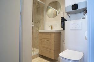 ein Bad mit einer Dusche, einem WC und einem Waschbecken in der Unterkunft Bright 20m near the Eiffel Tower in Paris