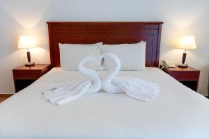 Postel nebo postele na pokoji v ubytování Fujairah Hotel & Resort