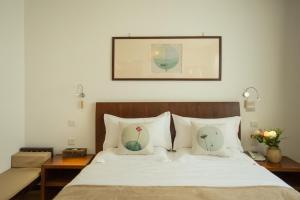 a bedroom with a bed with two pillows on it at Dali Yanyuan Mountain Retreat in Dali