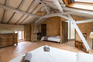 1 Schlafzimmer mit 2 Betten in einem Zimmer mit Holzdecken in der Unterkunft Gîte Divin - Belle maison champêtre in Doué-la-Fontaine