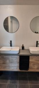 łazienka z 2 umywalkami i 2 lustrami w obiekcie vakantieboerderij Aardenhof w mieście Sevenum