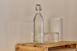ヴィントリッヒにあるMoselhotel Weinhaus Simonの木製の棚に置かれたガラス瓶