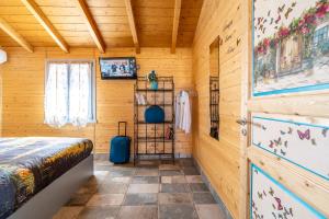 sypialnia z łóżkiem w drewnianym domku w obiekcie Il Campo di Nonno Giò w mieście Spoleto