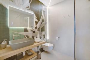 uma casa de banho com um lavatório e um WC em Alivo Living Apartment Olivia em Rifiano