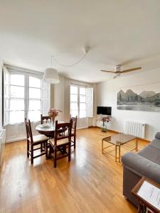 a living room with a table and a couch at La Casa de Mansilla in Mansilla de las Mulas