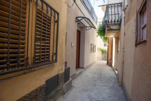an empty alley with a building and a window at Goethe Dépendance in Agrigento