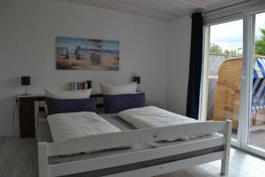 Un pat sau paturi într-o cameră la Strandhof Holnis