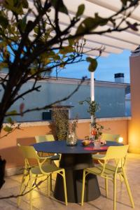 een blauwe tafel en stoelen op een patio bij San Colin casa vacanze in Conversano