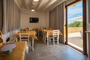 Restaurant o un lloc per menjar a Villa CarmIano luxury bedrooms in Avola in the province of Syracuse with spa and swimming pool and wonderful seaview