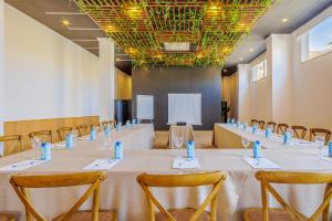 a conference room with a long table with chairs at Cullera Holiday in Cullera