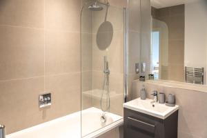 Koupelna v ubytování Apartment Twenty Three Staines Upon Thames - Free Parking - Heathrow - Thorpe Park - Studio