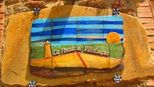 un gâteau avec une photo d'un bateau sur un mur dans l'établissement Hotel La Posada de Villalangua, à Villalangua