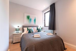 Un pat sau paturi într-o cameră la Apartment Fourteen Staines Upon Thames - Free Parking - Heathrow - Thorpe Park