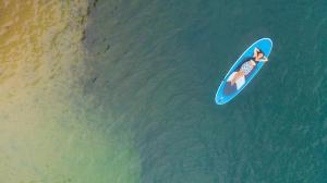 una persona montando una tabla de surf en el agua en Projekt Przełazy 1 en Przełazy