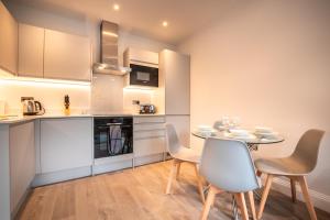 Kuchyň nebo kuchyňský kout v ubytování Apartment Thirty Six Staines Upon Thames - Free Parking - Heathrow - Thorpe Park
