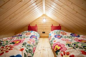1 dormitorio con 2 camas en una casa de madera en Projekt Przełazy 1 en Przełazy