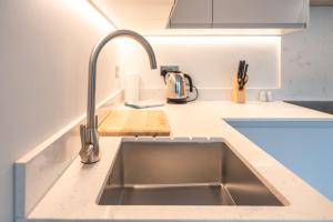 Kuchyň nebo kuchyňský kout v ubytování Apartment Thirty Six Staines Upon Thames - Free Parking - Heathrow - Thorpe Park