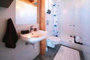 bagno bianco con lavandino e servizi igienici di Villa Brigita a Omiš (Almissa)