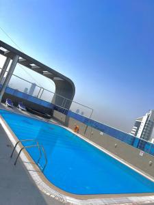 Swimmingpoolen hos eller tæt på Dubai Sport City