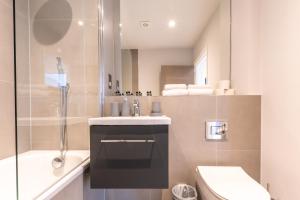 Koupelna v ubytování Apartment Thirty Six Staines Upon Thames - Free Parking - Heathrow - Thorpe Park