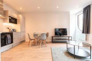 Kuchyň nebo kuchyňský kout v ubytování Apartment Thirty Six Staines Upon Thames - Free Parking - Heathrow - Thorpe Park