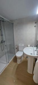 uma casa de banho com um WC, um chuveiro e um lavatório. em Casa adosada Gran Avenida con billar em Benicàssim