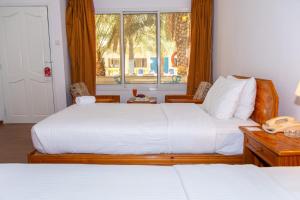 Postel nebo postele na pokoji v ubytování Fujairah Hotel & Resort