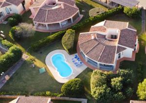 an aerial view of a house with a swimming pool at Ville Del Rei Sole in Monte Nai