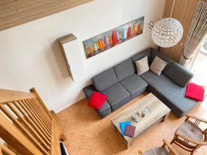 - Vistas a la sala de estar con sofá en Ferienhaus mit Wasserterrasse - mit Sauna und Kamin - inklusive Nebenkosten, en Wendisch Rietz